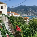 Breezy Rooftop House Holiday home